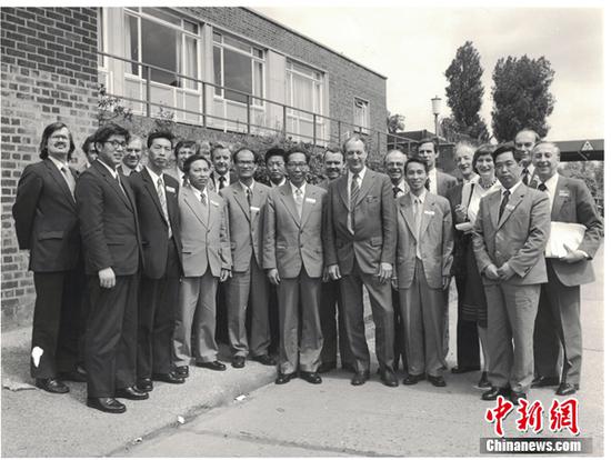 1981年刘永坦访问英国；哈工大供图