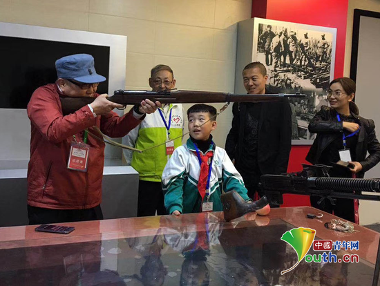林汉京给小朋友讲解抗战时期的步兵武器。王秀花　摄