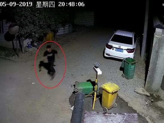 惊慌逃跑,扔回手机