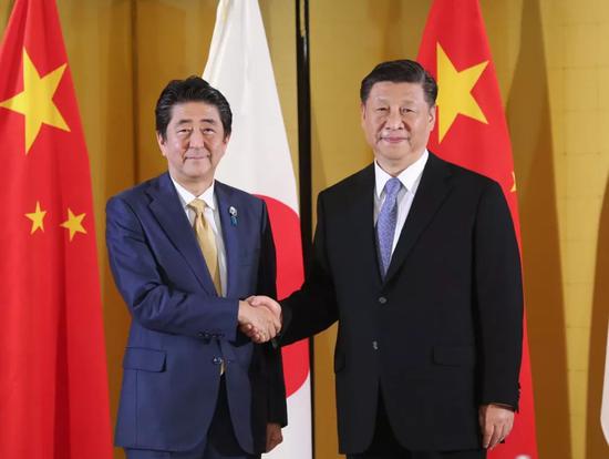 ↑6月27日，习主席在大阪会见日本首相安倍晋三。新华社记者鞠鹏摄