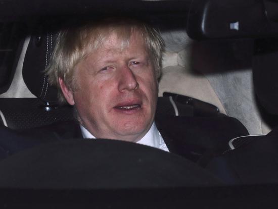 　　▲10日凌晨，英国议会正式休会后，首相约翰逊乘车离开议会下院，奔波了一天，满脸倦容。