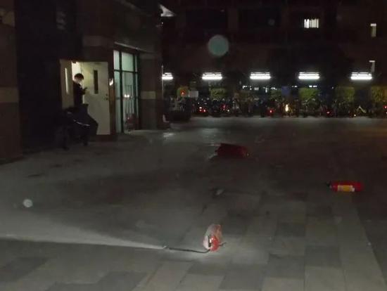 男子因心情不好深夜从19楼抛下两个灭火器 被刑