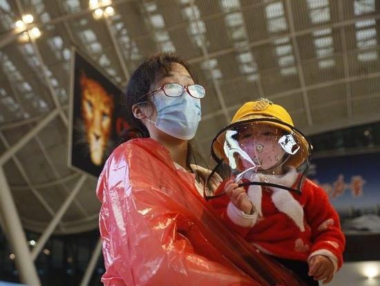 陆女士和女儿在火车站&nbsp;受访者供图