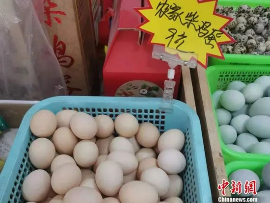 北京市西城区某菜市场内鸡蛋价格。中新网记者 谢艺观 摄