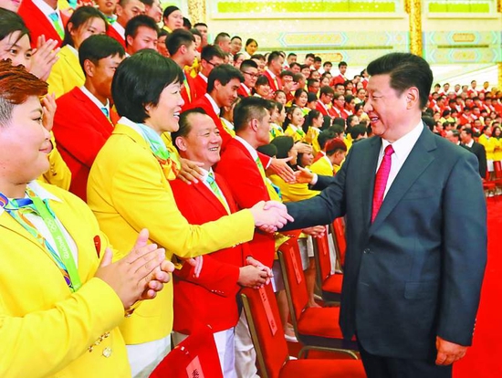 2016年8月25日,党和国家领导人习近平等在北京人民大会堂会见第31届奥林匹克运动会中国体育代表团全体成员。新华社记者 兰红光摄