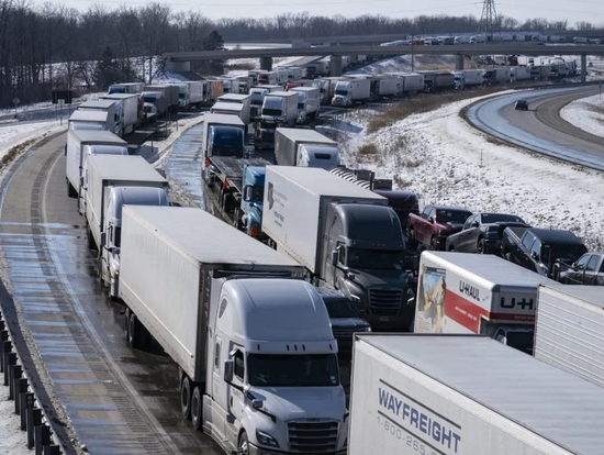 ·因为道路被抗议者堵塞而聚集在路上的各类卡车。