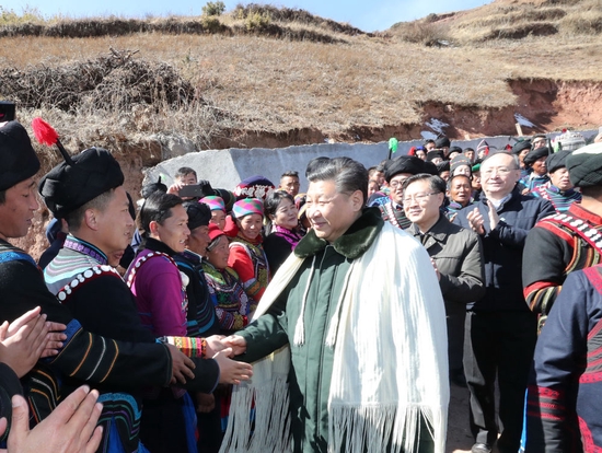  ↑2018年2月11日上午，习近平在凉山彝族自治州昭觉县解放乡易地扶贫搬迁新村火普村同乡亲们亲切握手。