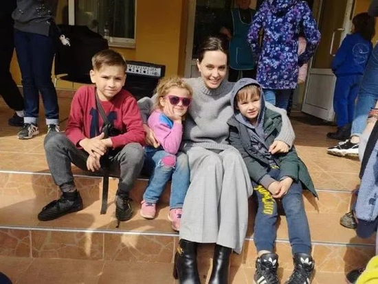  美国好莱坞著名影星安吉丽娜·朱莉访问了乌克兰西部城市利沃夫，看望难民