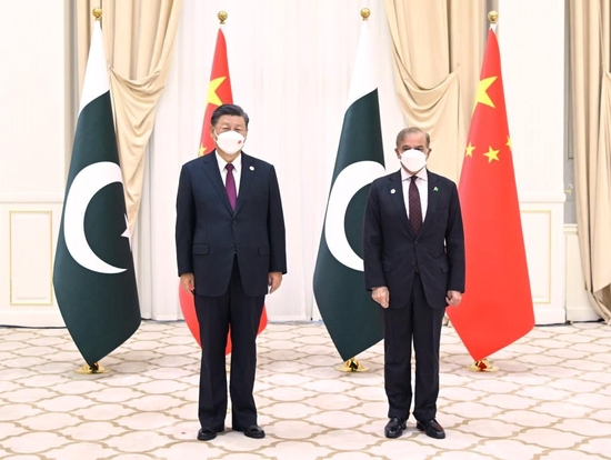 当地时间9月16日上午，国家主席习近平在撒马尔罕国宾馆会见巴基斯坦总理夏巴兹。新华社记者申宏 摄