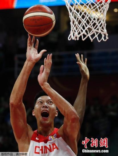 9月8日，中国男篮结束了在本届世界杯上的最后一场比赛，面对实力强大的非洲劲旅尼日利亚，最终以73：86遗憾败北。图为易建联在比赛中。