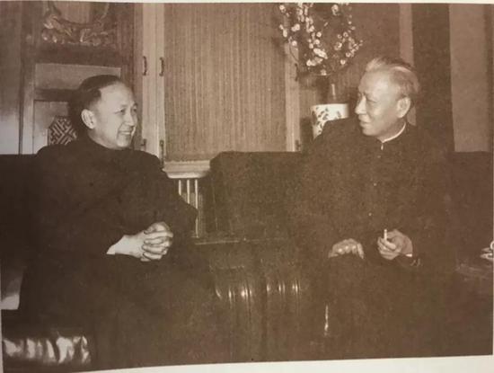 1956年2月，刘少奇同科学家钱学森交谈。