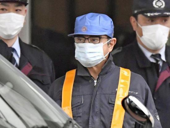2019年3月6日,日产汽车公司前董事长卡洛斯·戈恩(中)离开位于日本东京的一处拘留所。新华社/美联