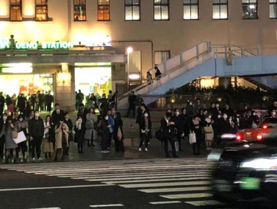  1月28日，日本街上行人大多戴上口罩