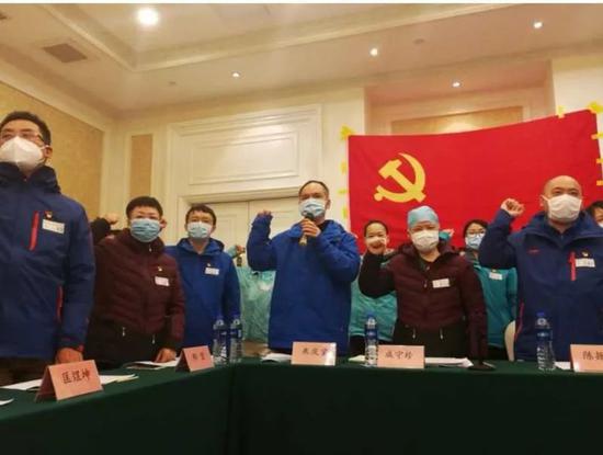 ▲3月2日， 14名医疗队员“火线”入党宣誓仪式在广州、武汉两地连线进行。