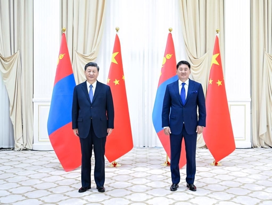 当地时间9月15日下午，国家主席习近平在撒马尔罕国宾馆会见蒙古国总统呼日勒苏赫。新华社记者翟健岚 摄