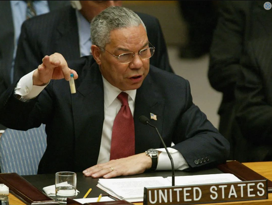 2003年2月，时任美国国务卿鲍威尔在联合国安理会上拿出一个装有白色粉末的试管，作为伊拉克搞大规模杀伤性化学武器的证据。
