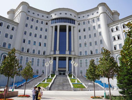  △位于杜尚别市中心的塔吉克斯坦国家图书馆。