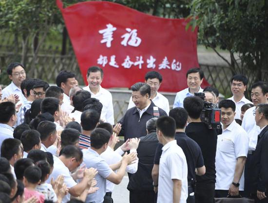 △2019年5月20日，习近平到江西省赣州市于都县梓山镇潭头村看望老区群众。