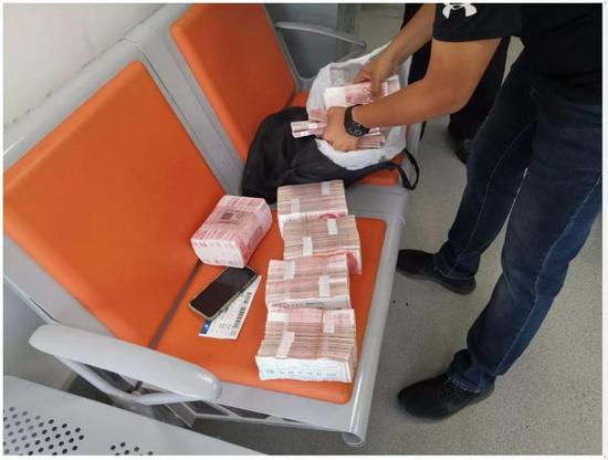 武汉快车司机捡60余万现金归还乘客 曾是抗疫志