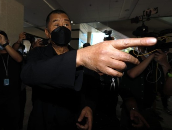 图为黎智英戴黑口罩步入法院(图源:香港"东网")