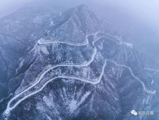 　延庆玉渡山风景区的盘山公路在白雪皑皑覆盖下有种曲径通幽的大美意境。卫丽英/摄