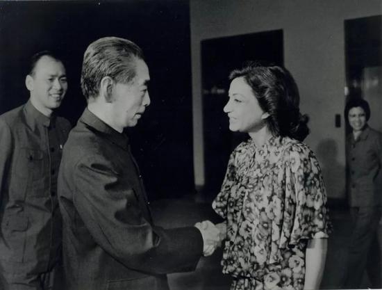 周恩来总理在305医院会见伊朗客人,华黎明(左一)最后一次担任周总理的翻译。