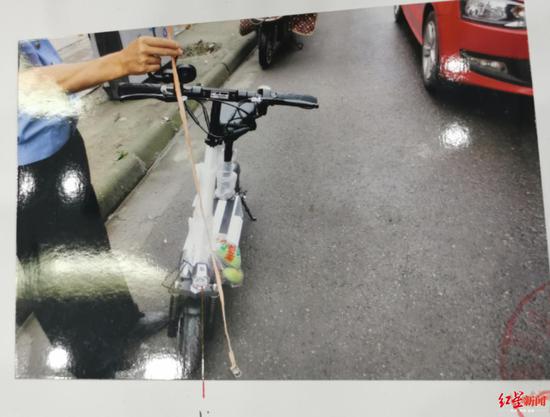  ↑陈某驾驶的电动滑板车