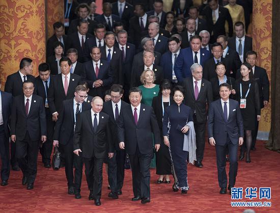 4月26日，国家主席习近平和夫人彭丽媛在北京人民大会堂举行宴会，欢迎出席第二届“一带一路”国际合作高峰论坛的外方领导人夫妇及嘉宾。这是习近平和彭丽媛同贵宾们一同步入宴会厅。 新华社记者 王晔 摄