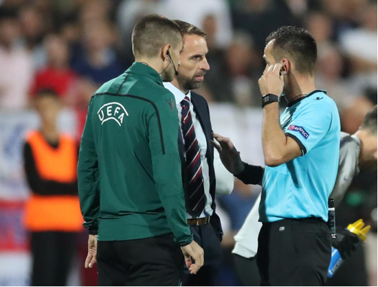 英格兰主帅索斯盖特在上半场暂停时与裁判交谈(图/路透社)