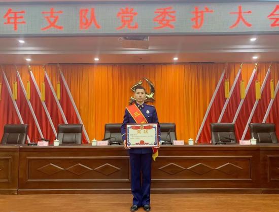 △张佳港荣获三等功 图片由受访者提供