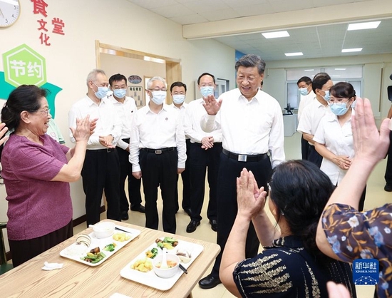 8月16日至17日，中共中央总书记、国家主席、中央军委主席习近平在辽宁考察。这是17日下午，习近平在沈阳市皇姑区三台子街道牡丹社区老年餐厅，同正在用餐的老人们亲切交流。 新华社记者 鞠鹏 摄