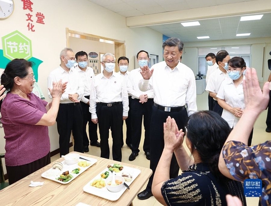 8月16日至17日，中共中央总书记、国家主席、中央军委主席习近平在辽宁考察。这是17日下午，习近平在沈阳市皇姑区三台子街道牡丹社区老年餐厅，同正在用餐的老人们亲切交流。 新华社记者 鞠鹏 摄