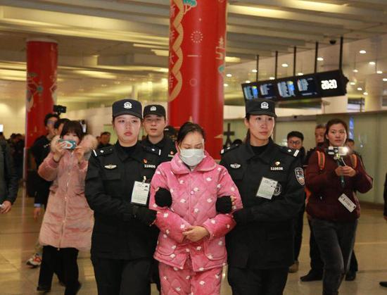 "金融才女"曾有23套房 被抓获时客厅贴这标语