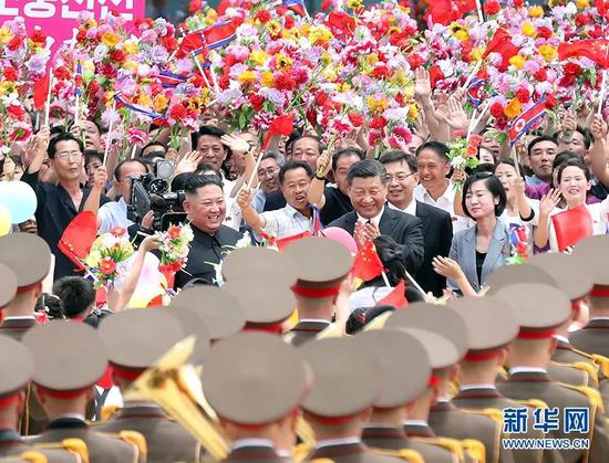 资料图:2019年6月20日,中共中央总书记、国家主席习近平乘专机抵达平壤,对朝鲜民主主义人民共和国进行国事访问。朝鲜劳动党委员长、国务委员会委员长金正恩和夫人李雪主到机场热情迎接习近平和夫人彭丽媛。 新华社记者 刘卫兵 摄 图片来源:新华网