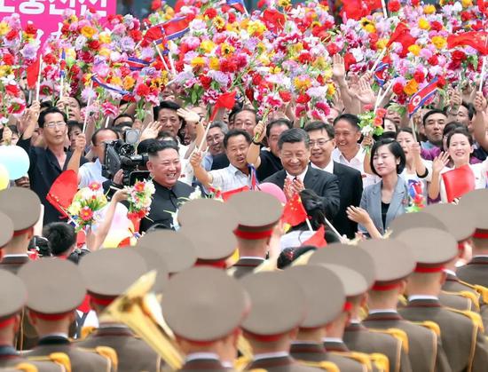 ↑6月20日，习总书记乘专机抵达平壤。朝鲜劳动党委员长、国务委员会委员长金正恩和夫人李雪主到机场热情迎接。朝方在机场举行隆重欢迎仪式。新华社记者刘卫兵摄