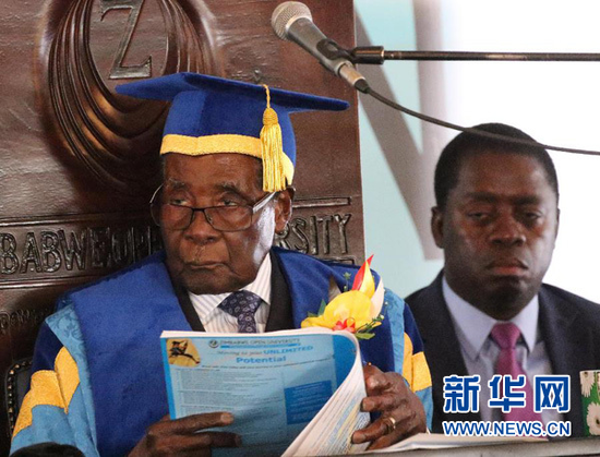 2017年11月17日穆加贝（左）在津巴布韦哈拉雷出席一所大学毕业典礼的资料照片。 新华社发