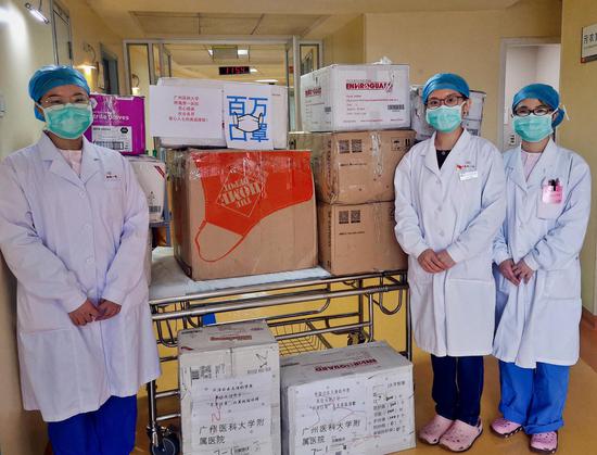 广州医科大学附属第一医院医护人员接收捐赠物资 刘狄青供图