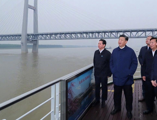 （2018年4月25日，习近平总书记从宜昌前往荆州，察看长江沿岸生态环境和发展建设情况。）