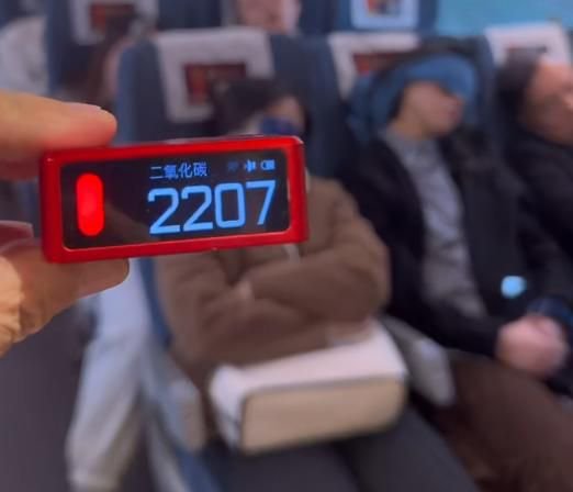 极目锐评丨高铁车厢二氧化碳超标一倍，12306岂能只让乘客“自行吸氧”