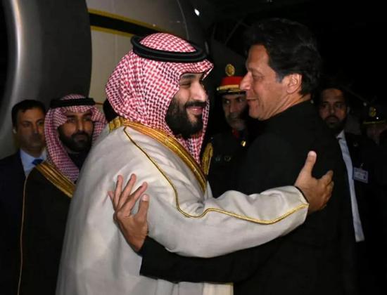  图 via VCG； 沙特王储（左）和巴基斯坦总理伊姆兰·汗（右）