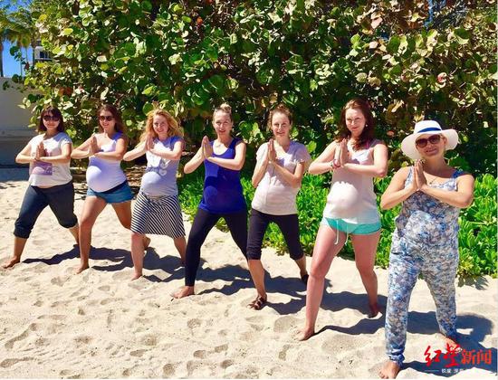 　在迈阿密沙滩上练习瑜伽的俄罗斯孕妇们。图据《每日野兽》新闻网