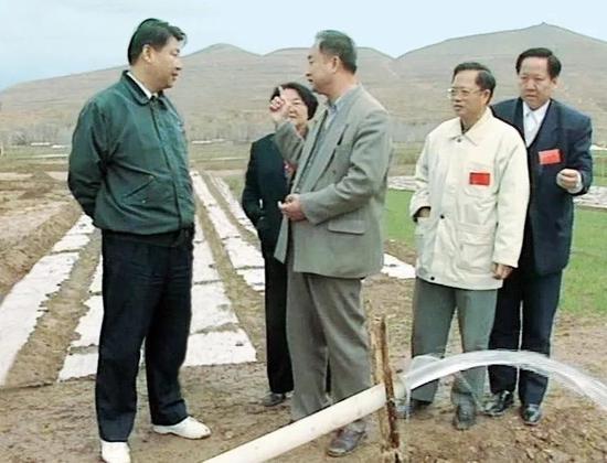 1997年4月，习近平在宁夏隆德县考察，了解抽水灌溉情况。