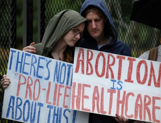 当地时间2022年5月6日，美国华盛顿，近日美国反堕胎草案引发争议，民众聚集在美国联邦最高法院外示威。图/IC photo