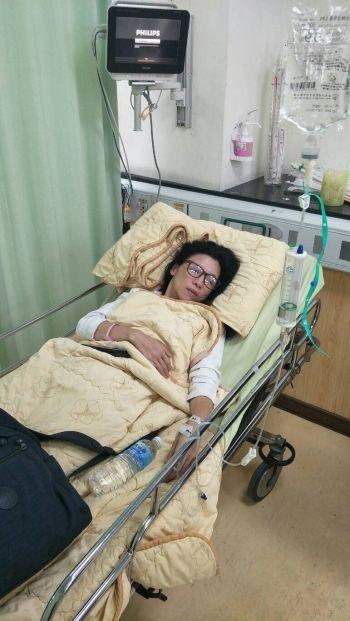 事后，璩美凤20日晚间表示感到身体疼痛，前往医院就诊，议员初步诊断认为她的肋骨可能有裂缝，为防范裂缝扩大已住院观察。（图片来源：台湾《联合报》）