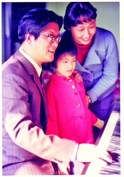 施光南与夫人洪如丁辅导女儿