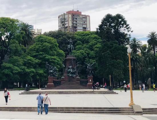 △2014年7月访阿时，习近平来到布宜诺斯艾利斯市区的圣马丁广场，向这里的圣马丁纪念碑献花圈。（央视记者高雪拍摄）