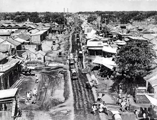 1880年代的崇文门大街,即使在晴天街上的车辙也非常触目惊心。