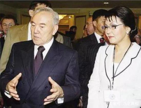 纳扎尔巴耶夫赢大选 △纳扎尔巴耶夫和女儿达丽加