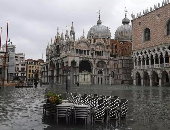  这是11月17日在意大利威尼斯拍摄的受洪水侵袭的圣马可广场。（新华社发）