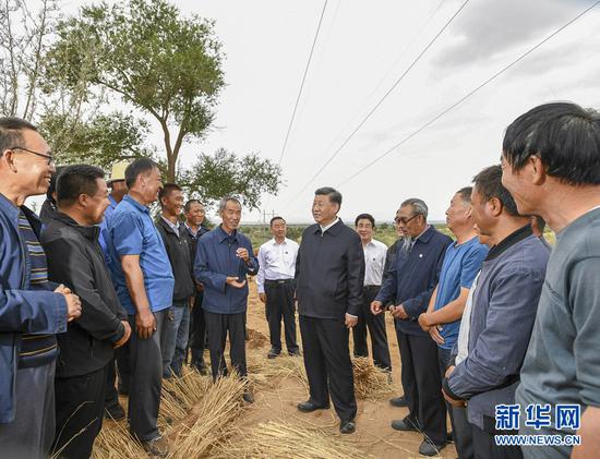 8月19日至22日，中共中央总书记、国家主席、中央军委主席习近平在甘肃考察。这是21日上午，习近平在武威市古浪县八步沙林场实地了解“草方格压沙”作业。新华社记者 谢环驰 摄